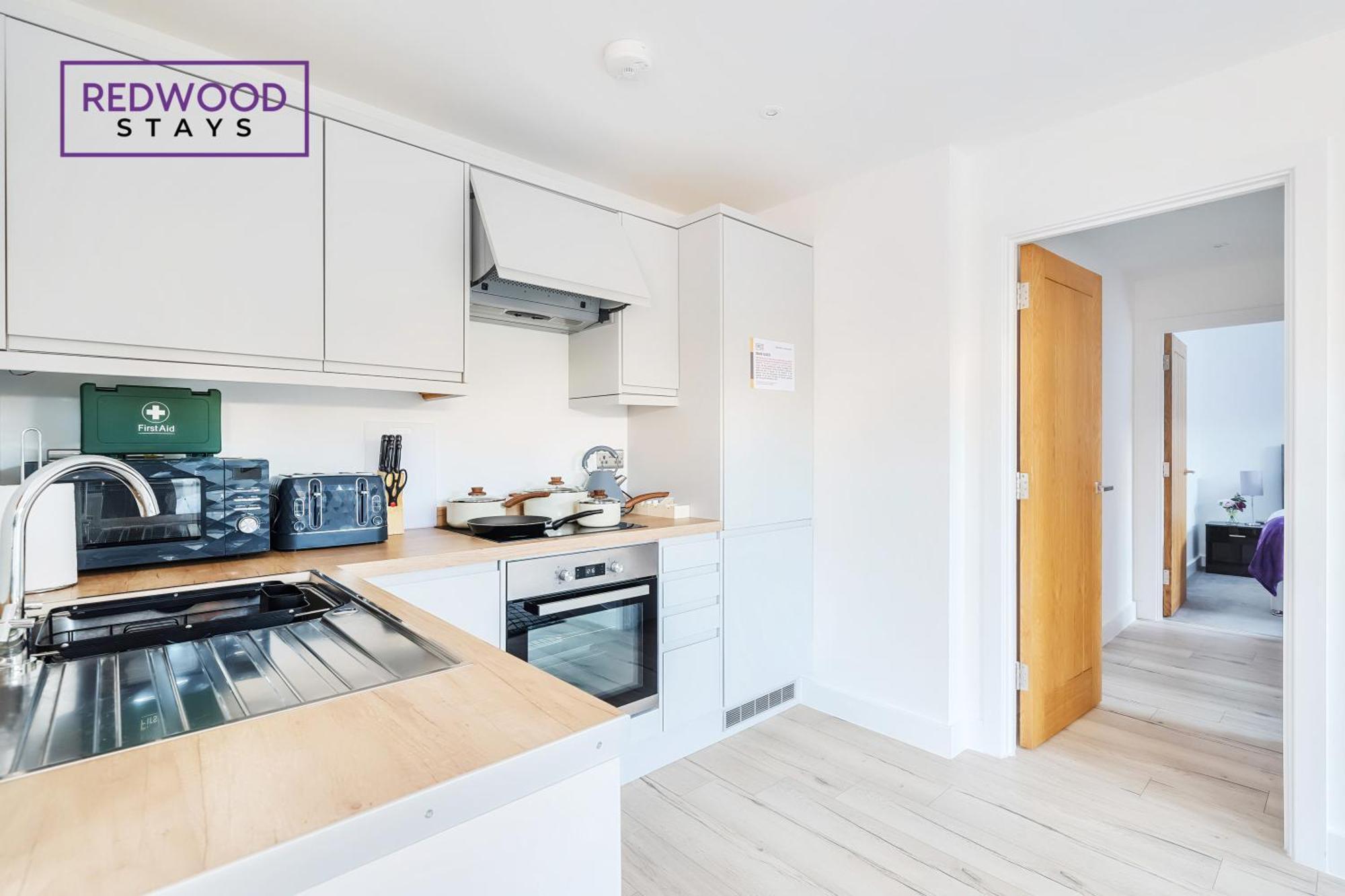 Modern Serviced Apartments For Contractors & Families With Free Parking, Wifi & Netflix By Redwood Stays Basingstoke Esterno foto