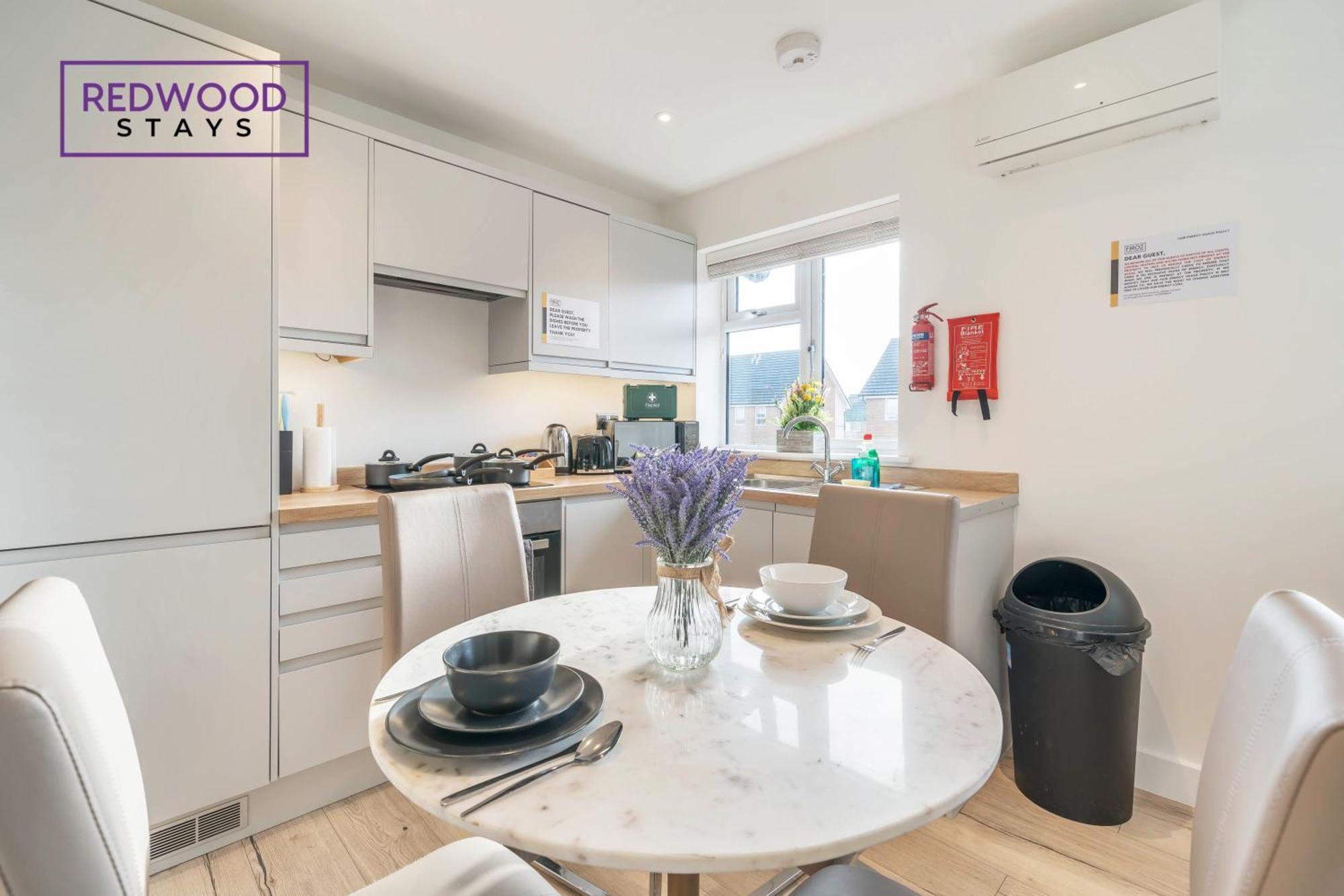 Modern Serviced Apartments For Contractors & Families With Free Parking, Wifi & Netflix By Redwood Stays Basingstoke Esterno foto