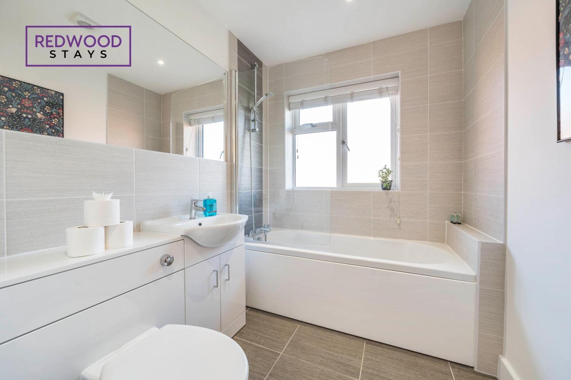Modern Serviced Apartments For Contractors & Families With Free Parking, Wifi & Netflix By Redwood Stays Basingstoke Esterno foto