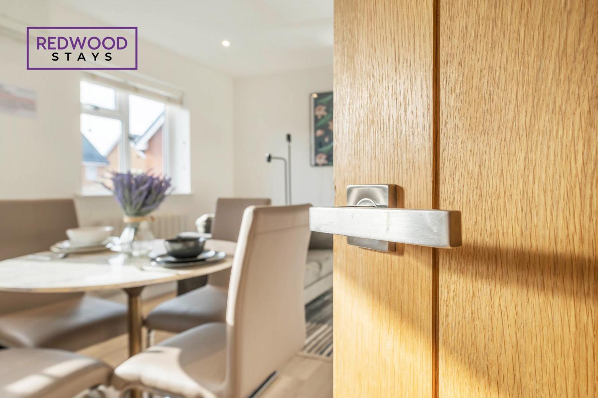 Modern Serviced Apartments For Contractors & Families With Free Parking, Wifi & Netflix By Redwood Stays Basingstoke Esterno foto