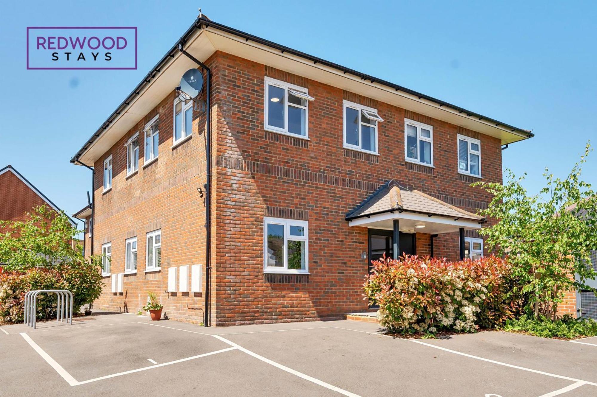Modern Serviced Apartments For Contractors & Families With Free Parking, Wifi & Netflix By Redwood Stays Basingstoke Esterno foto